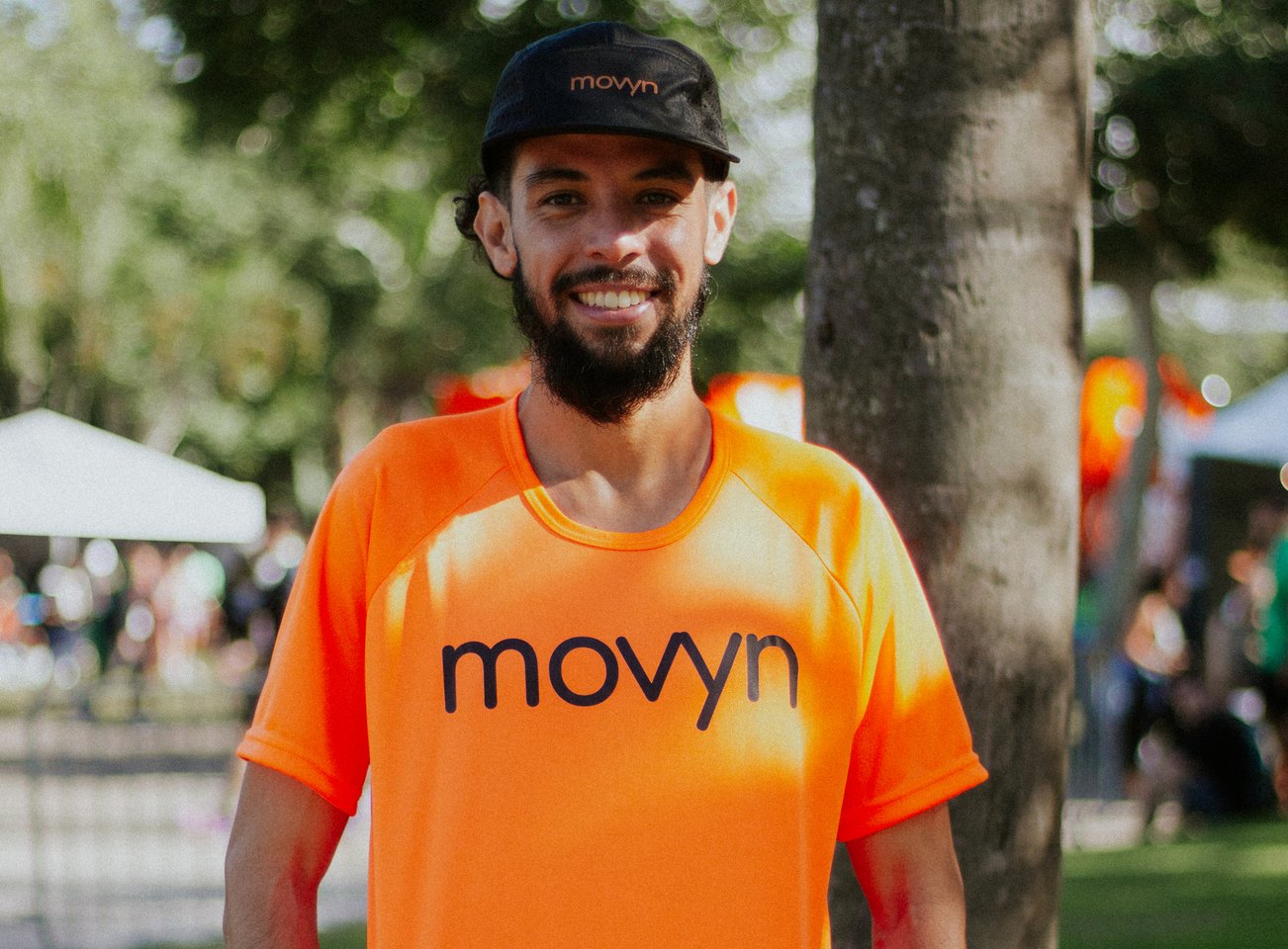 Bruno Cristian de boné e camiseta laranja da Movyn após a Maratona do Rio